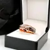 Moda Europea y Americana Transfronteriza Xiyin Fabricante de Fuente de Anillo de Acero Inoxidable Oro Rosa Astas de Ciervo + Flecha de Oro Rosa de Seda