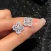 Pendientes de flor de circón con aguja de plata estilo coreano inspirados en ins, dulces y elegantes, adecuados para el uso diario, sensación de lujo ligero y alta gama