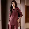 Conjunto de blazer feminino moderno e estiloso para primavera e outono, apresentando um design de corte solto com cintura de amarração, combinado com calças casuais de perna larga.