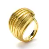 Nuevo anillo de gota rayado regordete de oro de 18 quilates de alta gama de nicho para mujer de acero de titanio chapado en oro joyería de moda al por mayor