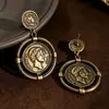 Pendientes de Relieve de Retrato Retro Francés Lujo Ligero Sensación de Alta Gama Aro Redondo Estilo Hong Kong Tachuelas Antiguas Estilo Largo Elegantes Accesorios de Pendientes para Mujer