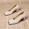 Sapatos femininos de couro realmente macio, bico quadrado, corte baixo, estilo novo de verão, biqueira de ferro anti-impacto, vazados, respiráveis, salto grosso, para o trabalho, sapatos perfurados