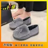 Sapatos de Pano Velho de Pequim Femininos Sapatos de Algodão 2025 Outono e Inverno Novos Rasteirinhas Antiderrapantes Modernos Sola Grossa Confortáveis Sapatos Feijão com Forro de Lã
