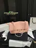 Nova Versão Atualizada Minimalista de Luxo Leve de Alta Qualidade com Padrão Lichia Quadrado Horizontal Versátil Bolsa Transversal Flip-Top Peça Única para Mulheres
