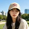 Boné de Baseball com Bordado de Letras Grandes para Mulheres, Estilo Coreano Versátil Casual com Proteção Solar Que Faz o Rosto Parecer Menor