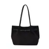 Nueva colección de principios de otoño: bolso tote moderno y espacioso para mujer, un bolso de hombro elegante hecho de gamuza, un bolso de mano ligero y chic para el día a día