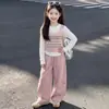 Conjunto de Roupa para Meninas Primavera e Outono 2026 Novo Estilo Infantil Elegante Camisa Base Colete de Lã Calça Casual Conjunto de Três Peças de Outono