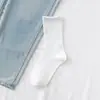 Meias Femininas de Cano Alto Preto e Branco em Liquidação, Meias Esportivas Versáteis da Moda Estilo Japonês para Casais, Meias Finas de Alta Elasticidade Atacado