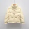 Nueva colección de otoño e invierno Pinghu Chixin: Chamarra acolchada corta de corte holgado con cuello alto y botones de cuerno, estilo mujer, directo del fabricante