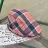 Boina a cuadros estilo coreano para mujer, gorro de pintor estilo retro, fresco y elegante, fino y transpirable, con lengüeta de pato hacia adelante.