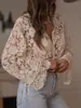 Camisa feminina de renda com mangas compridas, decote V, bordado vazado, estilo europeu e americano, top moderno e elegante, novo modelo de primavera e outono