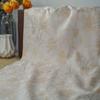 Elegante tela de seda dorada con diseño de flores, ideal para vestidos, bolsos, cosméticos y artículos de aseo para mujeres maduras.