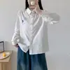 9693 Camisa branca com bordado de cachorrinho estilo universitário para mulheres, corte solto, modelador, rejuvenescedor, top casual, atacado de roupas femininas