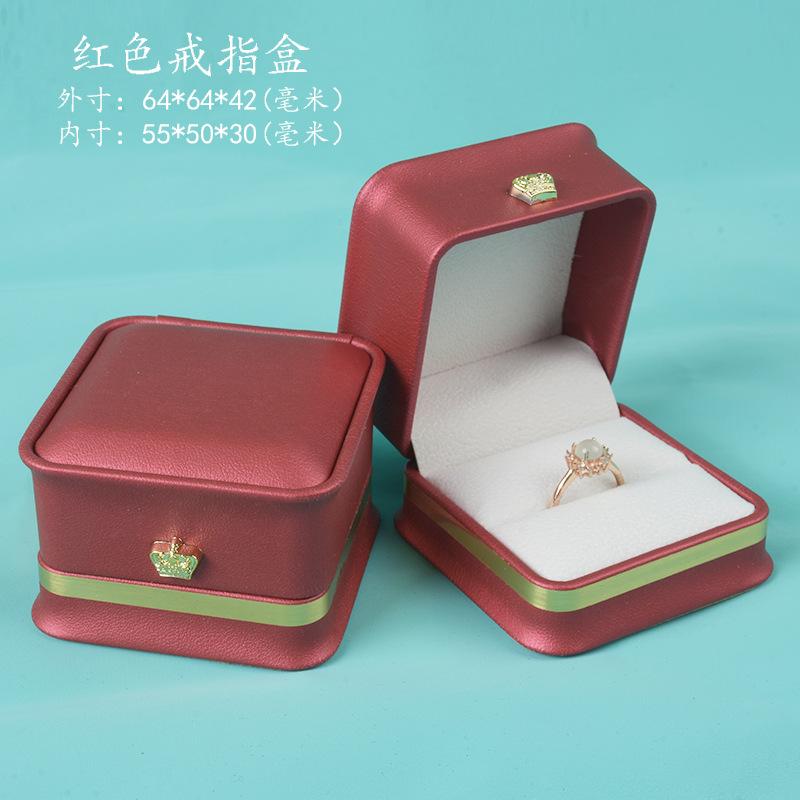 红色收腰金边戒指盒.jpg