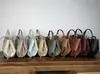 Bolsa de ombro de couro genuíno de grande capacidade para mulheres, nova bolsa tote casual 2026 com padrão de lichia texturizado, bolsa de antebraço fashion