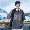 Camiseta manga curta com letras felpudas da moda