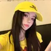 Gorra de béisbol amarilla desgastada con bordado de letras estilo americano para mujer, visera ancha, hace que la cara se vea más pequeña, gorra tipo pico para cabezas grandes