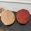 Gorra sencilla de gamuza de color liso con visera hacia adelante para mujer, gorra casual versátil de otoño e invierno que hace que la cara se vea más pequeña, estilo retro japonés, se puede usar al revés