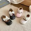 Sapatos de couro estilosos para primavera e outono, sapatos formais infantis de sola macia, sapatos de bebê para meninas, sapatos de couro estilo princesa com laço