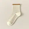 Meias listradas de comprimento médio para outono e inverno para mulheres, simples e versáteis, meias slouch de algodão penteado com alta elasticidade, meias esportivas para estudantes