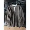 Visual em camadas com um suéter de tricô two-piece estilo americano com decote V e blocos de cor para homens, um suéter de outono simples e de caimento solto adequado para casais