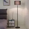 Lámpara de pie Nórdica Personalidad Creativa Simple Moderna Dormitorio Mesita de noche Sala de estar Lado del sofá LED de pie Transfronteriza Lámpara de mesa