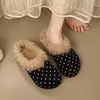 Chinelos fofos de bolinhas retrô para mulheres, novo estilo outono/inverno 2026, forrados com fleece, quentes, impermeáveis, com sola grossa, para usar ao ar livre, chinelos de algodão preguiçosos