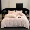 Juego de Ropa de Cama Gruesa Tallada de Leche Polar Clase A Invierno Sábanas de Coral Polar Fundas de Edredón Juego de Tres Piezas para Dormitorio de Princesa
