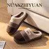 2026 Nuevas Zapatillas de Algodón con Punta de Bloque de Color para Hombre con Felpa Plus Cálidas para el Hogar Suela Gruesa de EVA Silenciosas Zapatillas de Algodón para Pareja para Mujer