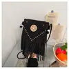 Bolsas Transfronteiriças para Mulheres Outono e Inverno 2025 Bolsa com Rebites e Franjas Bolsa Transversal Moda Tendência Estilo Europeu e Americano Bolsa Sela em Estoque