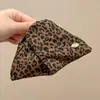 Presilha de cabelo de pelúcia cor de café estilo coreano, um acessório de cabelo sofisticado e versátil para mulheres, tamanho grande, realça o volume do cabelo, estilo presilha de tubarão