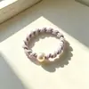 Elástico de cabelo perolado torcido com textura de trama espiralada, adornado com pérolas redondas, simples e delicado