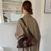 Bolso tote retro para mujer, súper vendido 2026 nuevo bolso de axila de gran capacidad, bolso de hombro con remaches, bolso cruzado para el trabajo al por mayor