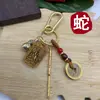 Llavero de Bronce de Zhao Gongming Dios Marcial de la Riqueza Colgante Limpiador de Oídos Adorno de los Dioses de la Riqueza de las Cinco Direcciones Joyería que Atrae la Riqueza