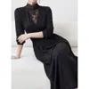 Vestido largo vintage elegante de encaje patchwork color marrón oscuro que ciñe la cintura, ropa y faldas negras para transmisión en vivo y distribución