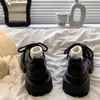 Moda e Versátil Salto Grosso com Sapatilhas de Saia para Mulheres 2025 Outono e Inverno Novo Estilo Britânico Retrô Sapatos Pequenos de Couro com Solado Grosso Femininos com Cadarço