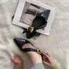 Sapatos Mary Jane de Nicho Inspirados em Design, Primavera 2026, Estilo Francês Gentil e Elegante, Sapatos de Salto Baixo Azuis de Bico Fino com Recortes Rasos
