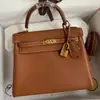 Bolsa Kelly Feita à Mão com Fio Encerado Couro Bovino de Primeira Camada Padrão Togo Costura Interna Segunda Geração Kelly Padrão Granulado Bolsa de Ombro Única Transversal para Mulheres