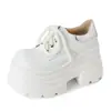 Zapatos blancos pequeños de plataforma con punta redonda, base de pastel de cuero, tacón súper alto, primavera 2025, pequeños, 10 cm de aumento, suela gruesa, zapatos de colores combinados