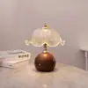 2026 Nueva Lámpara de Escritorio Metálica con Grano de Madera Retro Luz Nocturna de Carga LED para Dormitorio Mesita de Noche Lámpara de Escritorio de Atmósfera Táctil USB
