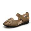 Sapatos de couro legítimo com furos para o verão, sapatos femininos, sola macia confortável, antiderrapante, planos, para mulheres de meia-idade e idosas, sandálias de bico fechado para mulheres