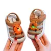 2026 Novos Sapatos Luminous de Ursinho para Crianças Pequenas Sandálias Impermeáveis de Verão Solado Macio Anti-Atrito para Praia Sapatos de Bebê para Aprender a Andar