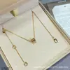 Bao Ge Jia Cadena para Clavícula Mini Collar de Diamantes con Borde Cero Resortes Artesanía de Precisión CNC Nuevo Festival Qixi Chapado Grueso en Oro de 18 Quilates e Incrustado con Diamantes