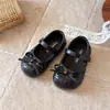 Novidades da Primavera de 2026 Sapatos de Couro com Solado Macio para Bebê Menina Laço Criança Pequena Velcro Sapatilhas de Princesa Sapatos para Bebês e Crianças Pequenas