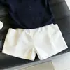 Ropa infantil coreana 2026 verano nuevo estilo para niños estilo universitario hueco cuello polo tejido de manga corta conjunto casual de shorts