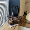 Bolso pequeño popular transfronterizo con remaches para mujer, nuevo bolso cuadrado pequeño de moda versátil 2026 para el hombro, bolso de hombro retro para commuting