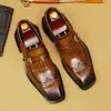 Mocassins masculinos estilo executivo feitos de couro legítimo de flor integral, apresentando um novo design com franjas, versáteis para o uso diário e adequados para ocasiões formais, com fecho de fivela.