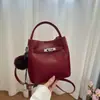 Bolso de mano de diseño de nicho, moderno y elegante, bolso de hombro tipo cubo, nuevo modelo otoño 2026, bolso cruzado de alta apariencia para el día a día para mujer