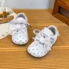 Tênis Alemão Infantil de Bolinhas com Cadarço e Laço com Sino Decoração Solado Macio Velcro Casual Estilo Princesa Sapatos Infantis