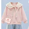 Nova coleção de primavera e outono: moletom estiloso com gola marinha e calça jeans doce com laço, um conjunto de duas peças em estilo preppy para meninas